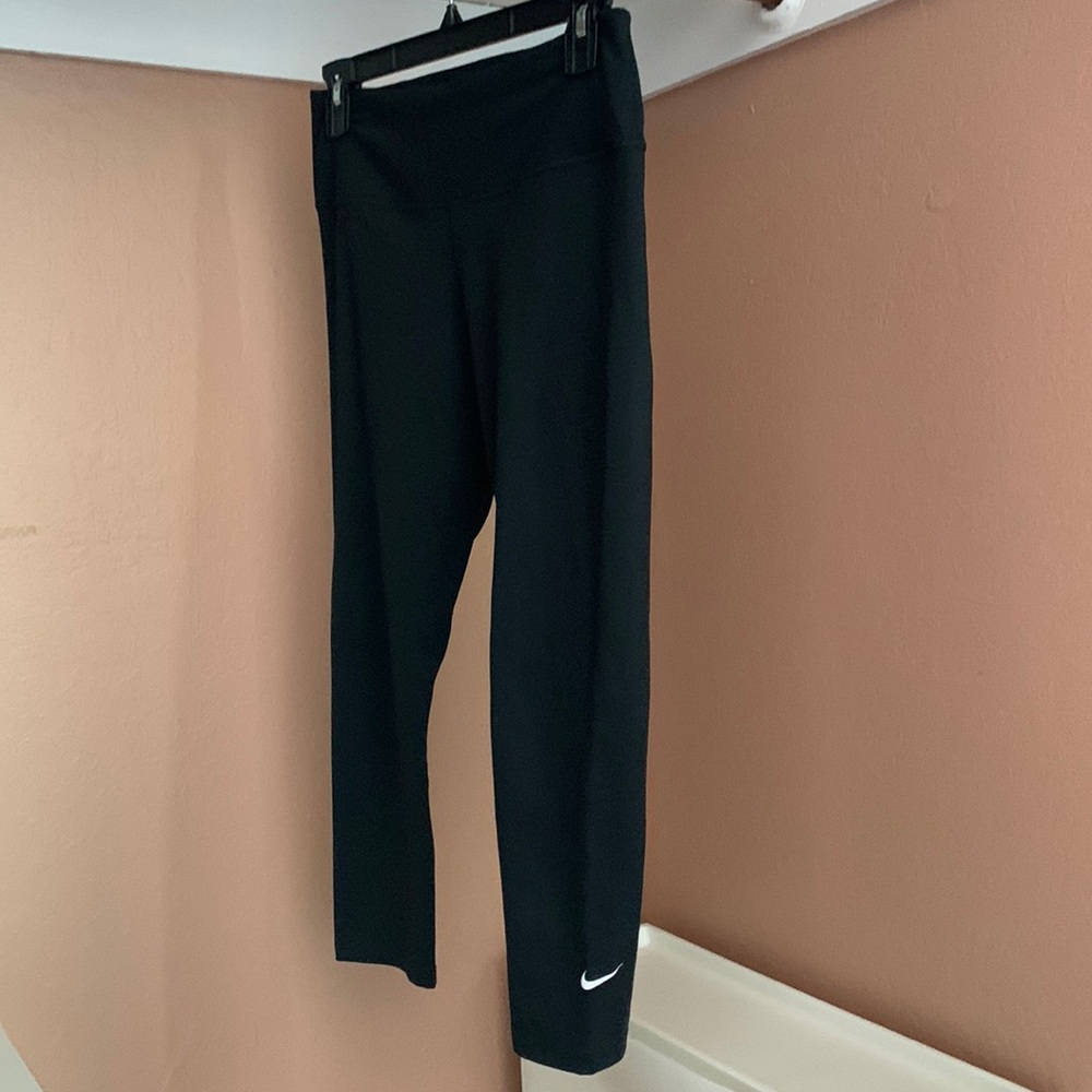 Nike Women’s mid rise capri leggings